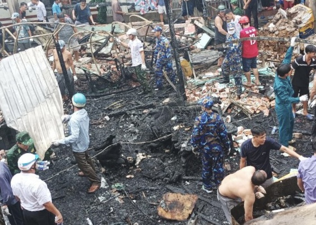 Cháy lớn ở đảo Nam Du thiêu rụi 2 căn nhà - 1 Cháy lớn ở đảo Nam Du thiêu rụi 2 căn nhà - 1