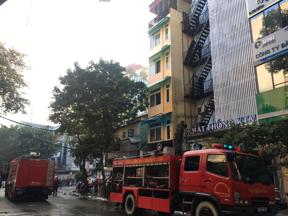 Hà Nội: Quán karaoke 7 tầng trên phố Thi Sách bốc cháy - 4