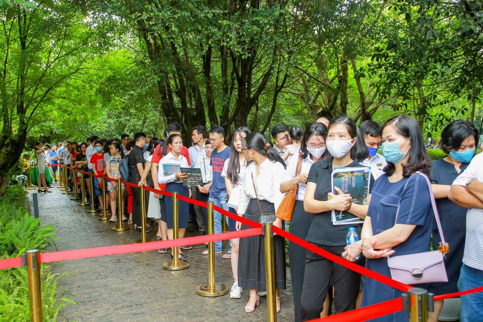 Khách xếp hàng dài để xem nhà mẫu và mua nhà tại Ecopark - 5 Khách xếp hàng dài để xem nhà mẫu và mua nhà tại Ecopark - 5