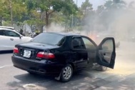 Ô tô con bốc cháy khi đang lưu thông trên đường ở Huế