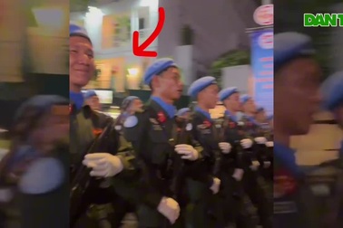 Khoảnh khắc chiến sĩ gặp mẹ bên đường trong lễ diễu binh gây xúc động mạnh