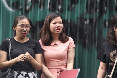 Hà Nội: Hàng chục người hoảng sợ kêu cứu bên cửa sổ tòa nhà đang cháy