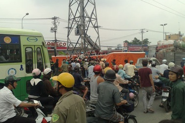 Gần trăm cảnh sát cứu một thanh niên leo cột điện cao thế