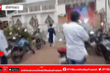 Cô gái gào khóc lao tới địa điểm bạn trai tổ chức đám cưới với người khác