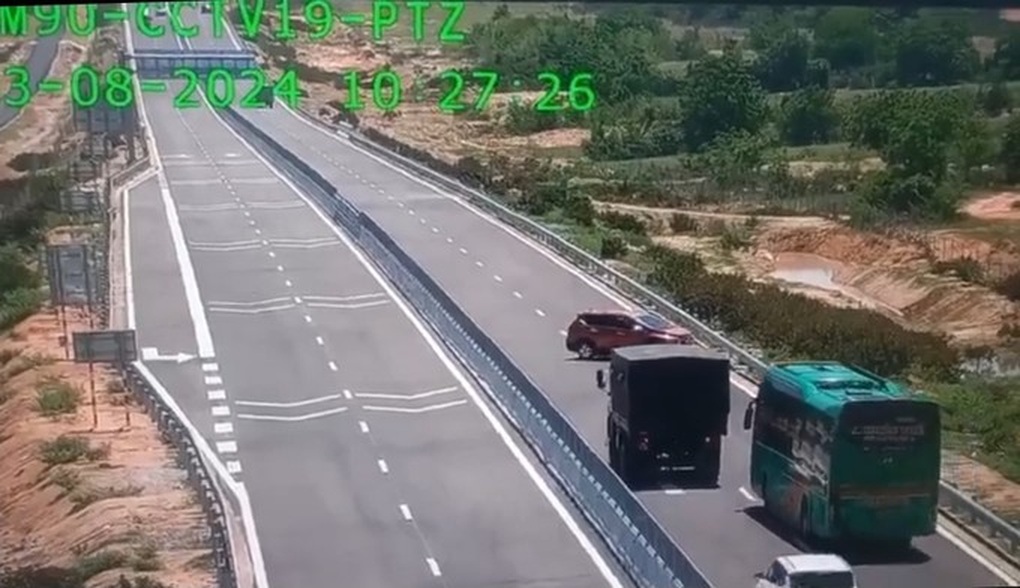 Tài xế không bằng lái, chạy xe ngược chiều trên cao tốc Cam Lâm - Vĩnh Hảo - 1 Tài xế không bằng lái, chạy xe ngược chiều trên cao tốc Cam Lâm - Vĩnh Hảo - 1