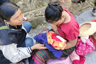 Giây phút nghẹt thở hỗ trợ sản phụ vùng lũ sinh con trên đường