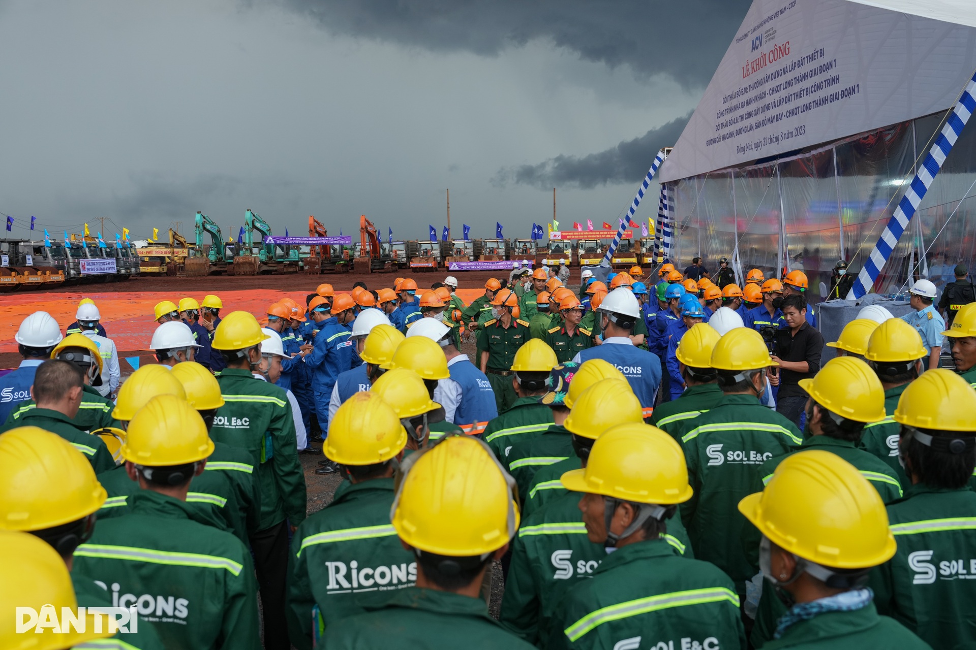 Công nhân, kỹ sư háo hức ngày khởi công nhà ga sân bay lớn nhất Việt Nam - 3 Công nhân, kỹ sư háo hức ngày khởi công nhà ga sân bay lớn nhất Việt Nam - 3