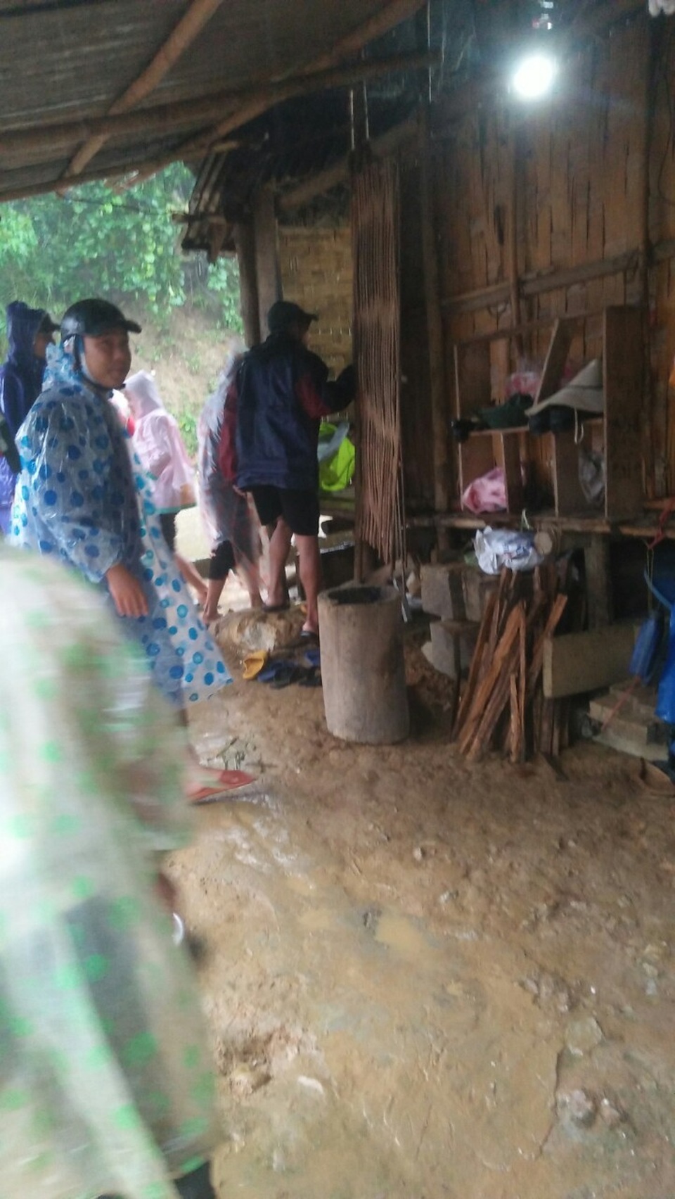 Nhiều vùng bị cô lập, chia cắt do sạt lở, mưa lũ - 6 Nhiều vùng bị cô lập, chia cắt do sạt lở, mưa lũ - 6