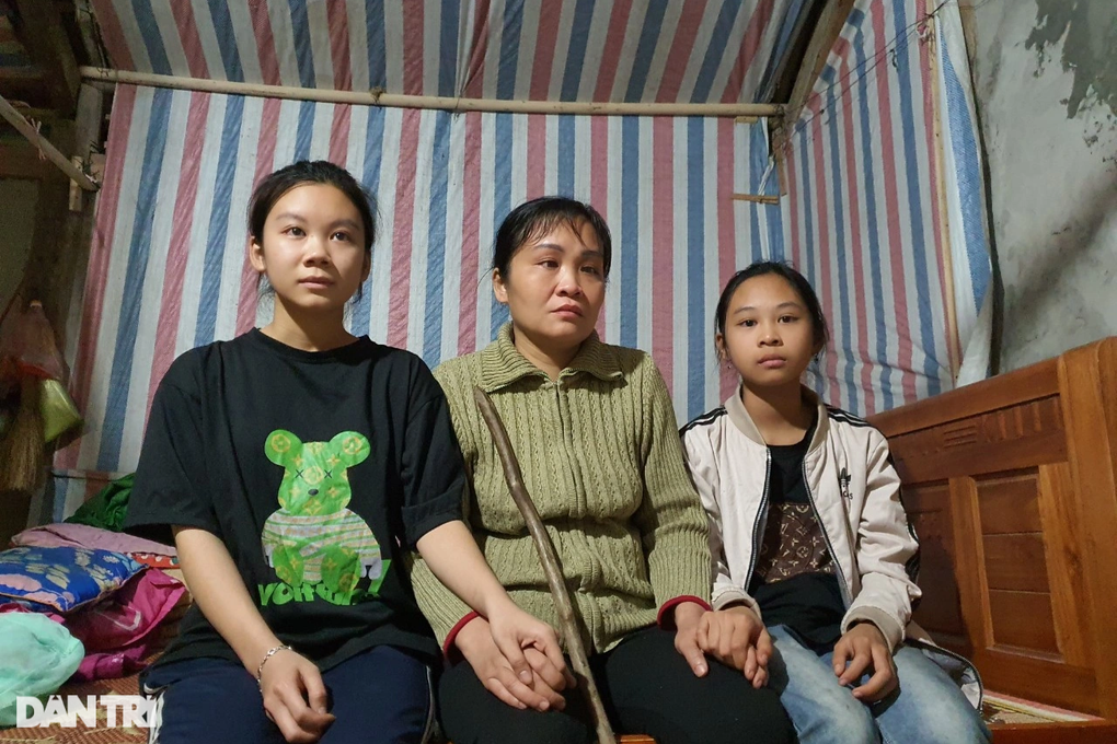 Nữ sinh khóc nghẹn ôm mẹ mù lòa: Con không có cha, xin cô bác giúp đỡ - 2 Nữ sinh khóc nghẹn ôm mẹ mù lòa: Con không có cha, xin cô bác giúp đỡ - 2