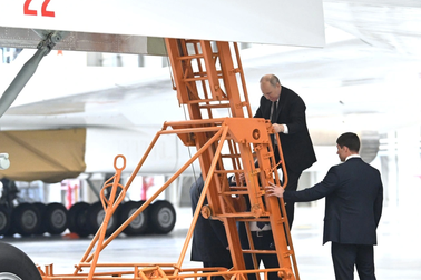 Ông Putin leo thang trải nghiệm cabin oanh tạc cơ Tu-160M cải tiến