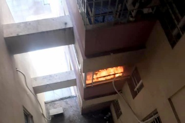 Cháy cục nóng lạnh điều hòa, cả chung cư hốt hoảng