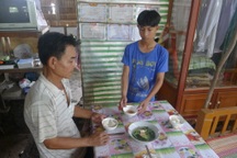 "Cha con bệnh nặng, nhà con sắp sập, con khổ lắm !..."