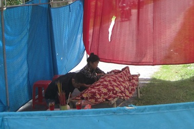 Người đàn ông chết trước cổng nhà