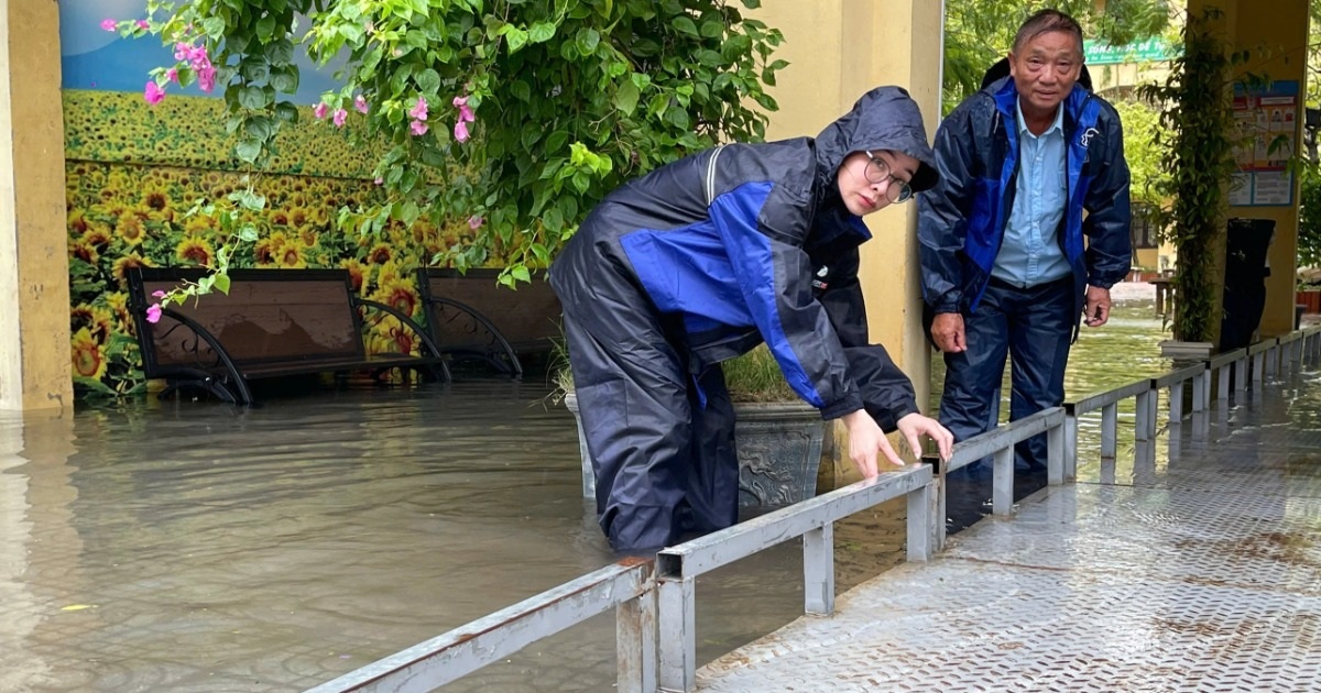 Nhà thể chất Trường Tiểu học Đông Ngạc A được trưng dụng thành phòng cộng đồng đón dân vùng lũ (Ảnh: Mỹ Hà).