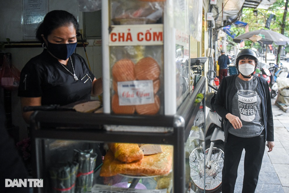 Hàng giò chả đông nhất Hà Nội 70 năm dùng chiếc cân đĩa... rách trăm tuổi - 2 Hàng giò chả đông nhất Hà Nội 70 năm dùng chiếc cân đĩa... rách trăm tuổi - 2