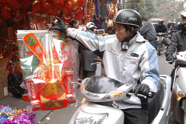 Người người sắm sửa lễ “tiễn” Táo quân 