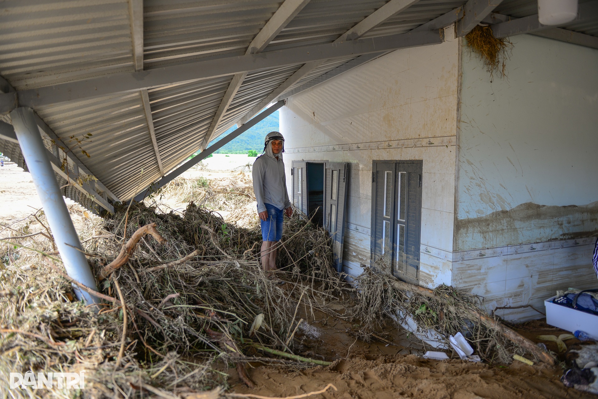 Vỡ hồ nước ở Lâm Đồng, lũ cát cuồn cuộn đổ về san phẳng nhà vườn - 10
