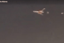 Khoảnh khắc máy bay Mỹ tóe lửa trên không trung