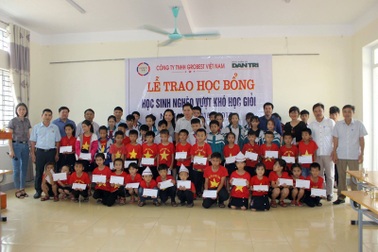 Công ty Grobest cùng đồng hành Báo Dân trí trao 80 suất học bổng  đến học trò nghèo vùng biển Hà Tĩnh
