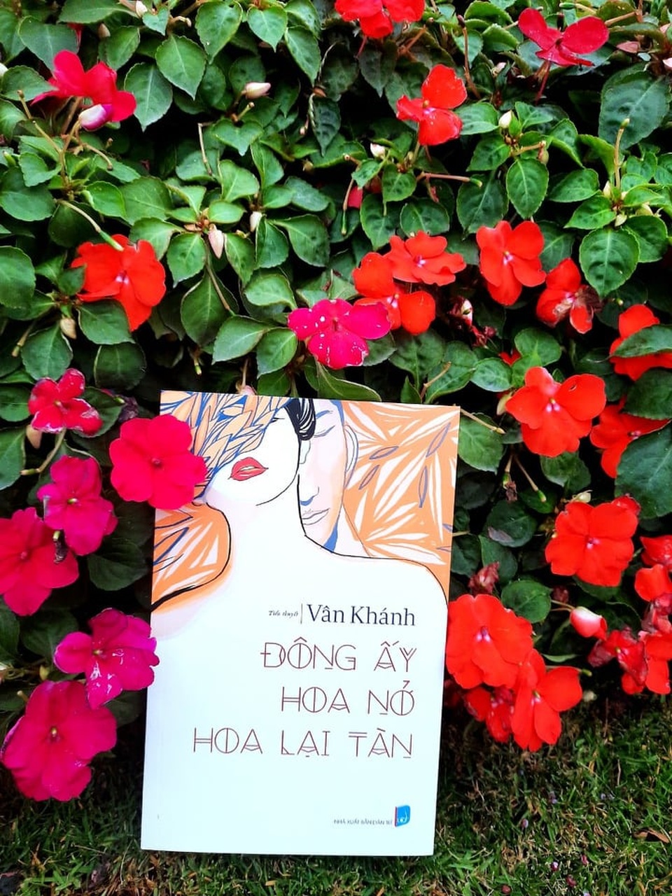 Đông ấy hoa nở hoa lại tàn: Hứa hẹn cho dòng văn học mới Doanh đấu - 1 Đông ấy hoa nở hoa lại tàn: Hứa hẹn cho dòng văn học mới Doanh đấu - 1