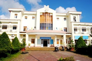 Kết luận vụ phó văn phòng huyện bỏ ngoài sổ sách hơn 800 triệu mua xe biếu "sếp"