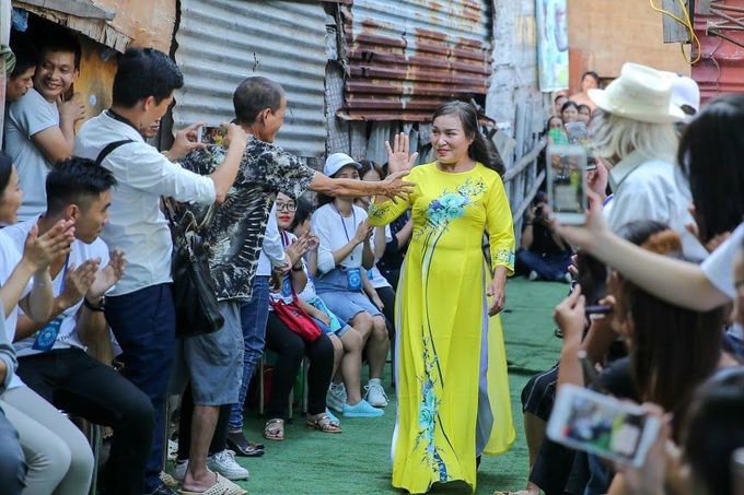 Ngày 20/10 đặc biệt của những phụ nữ cửu vạn, nhặt ve chai ở Hà Nội - Ảnh 9. Ngày 20/10 đặc biệt của những phụ nữ cửu vạn, nhặt ve chai ở Hà Nội - Ảnh 9.