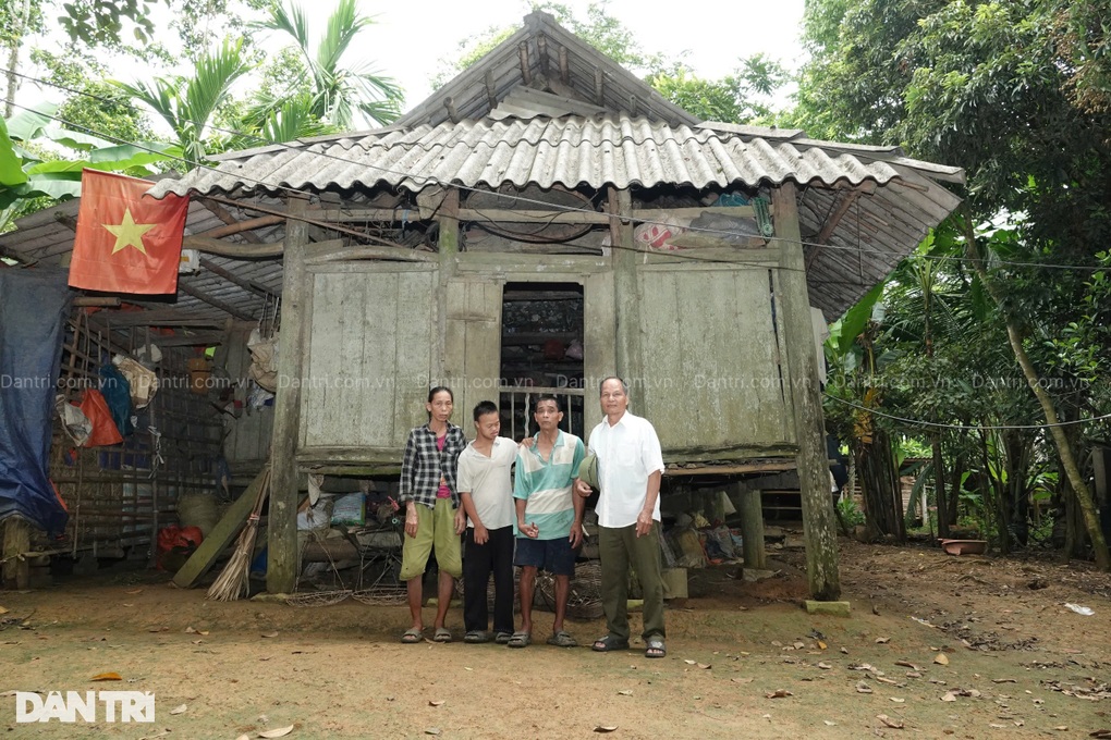 Mẹ già bệnh tật vất vả chăm chồng khuyết tật, con tâm thần - 5 Mẹ già bệnh tật vất vả chăm chồng khuyết tật, con tâm thần - 5