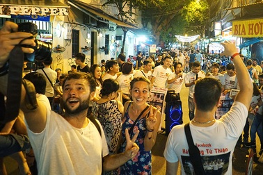 Phố cổ Hà Nội trước kế hoạch bỏ "giờ giới nghiêm"