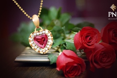 Cộng đồng mạng săn lùng dây chuyền “Trái tim tình Mẹ” cho 8/3