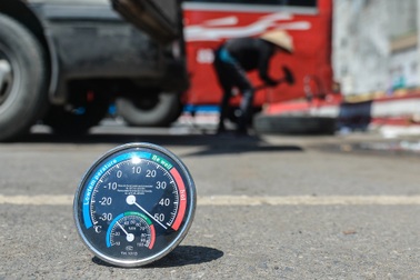 Người lao động "oằn mình" mưu sinh dưới cái nắng 50 độ C ở Hà Nội