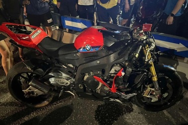 Mô tô phân khối lớn va chạm với xe máy ở Hà Nội, 2 người bị thương