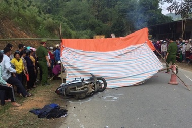 Vượt xe đầu kéo, ô tô 7 chỗ tông chết 2 phụ nữ đi xe máy