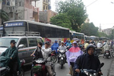 Đổi lộ trình 9 tuyến buýt để tránh ùn tắc giao thông