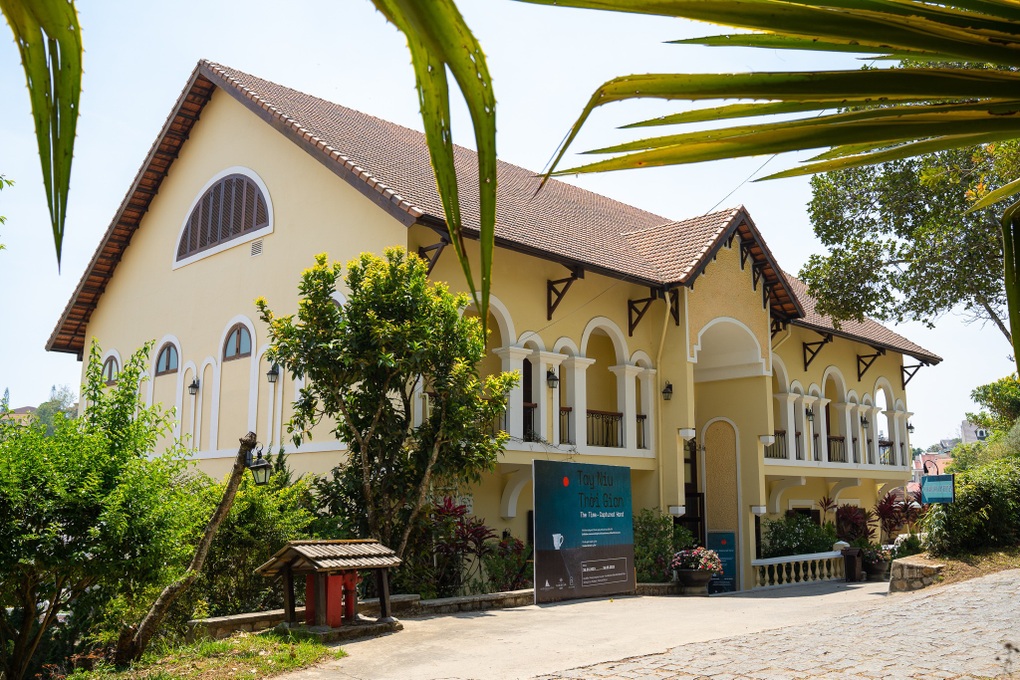 Hoa hậu Ngọc Hân tổ chức triển lãm tranh của cố họa sĩ Bửu Chỉ - 1 Hoa hậu Ngọc Hân tổ chức triển lãm tranh của cố họa sĩ Bửu Chỉ - 1