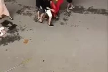 Video "Tôn Ngộ Không" và "Trư Bát Giới" bị nhóm thanh niên đánh bầm dập ở Sa Pa