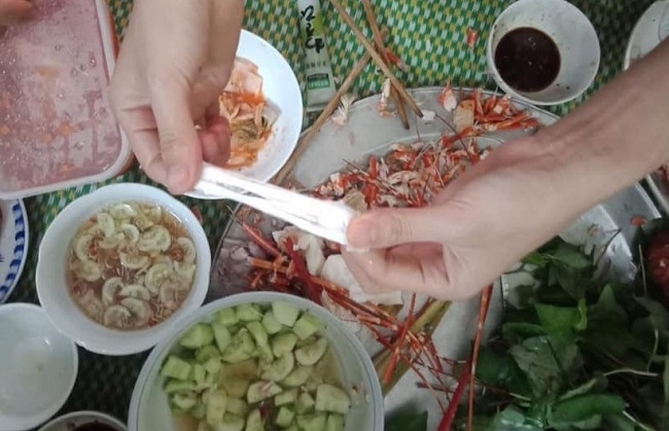Chi tiền triệu mua tôm hùm, tá hỏa thấy miếng trắng dai như cao su - 2 Chi tiền triệu mua tôm hùm, tá hỏa thấy miếng trắng dai như cao su - 2