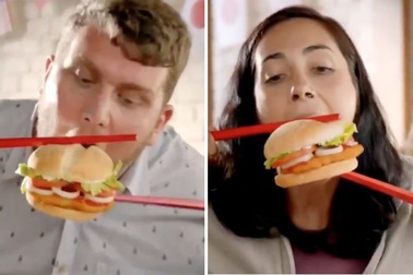 Từ lùm xùm “ăn burger bằng đũa”, nghĩ về cách ứng xử văn hóa