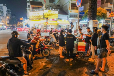 Nắng nóng thiêu đốt, chủ xe giải khát mỗi ngày bán 1.200 chai nước sâm