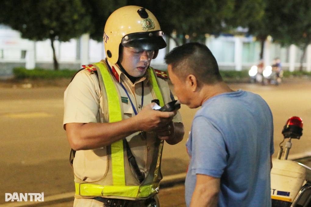 Tài xế có hơi men gọi điện thoại nhờ người xin CSGT TPHCM bỏ qua lỗi - 1 Tài xế có hơi men gọi điện thoại nhờ người xin CSGT TPHCM bỏ qua lỗi - 1