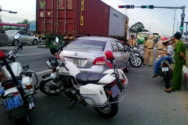 Bị CSGT truy đuổi 10km, tài xế vi phạm cố thủ trong xe