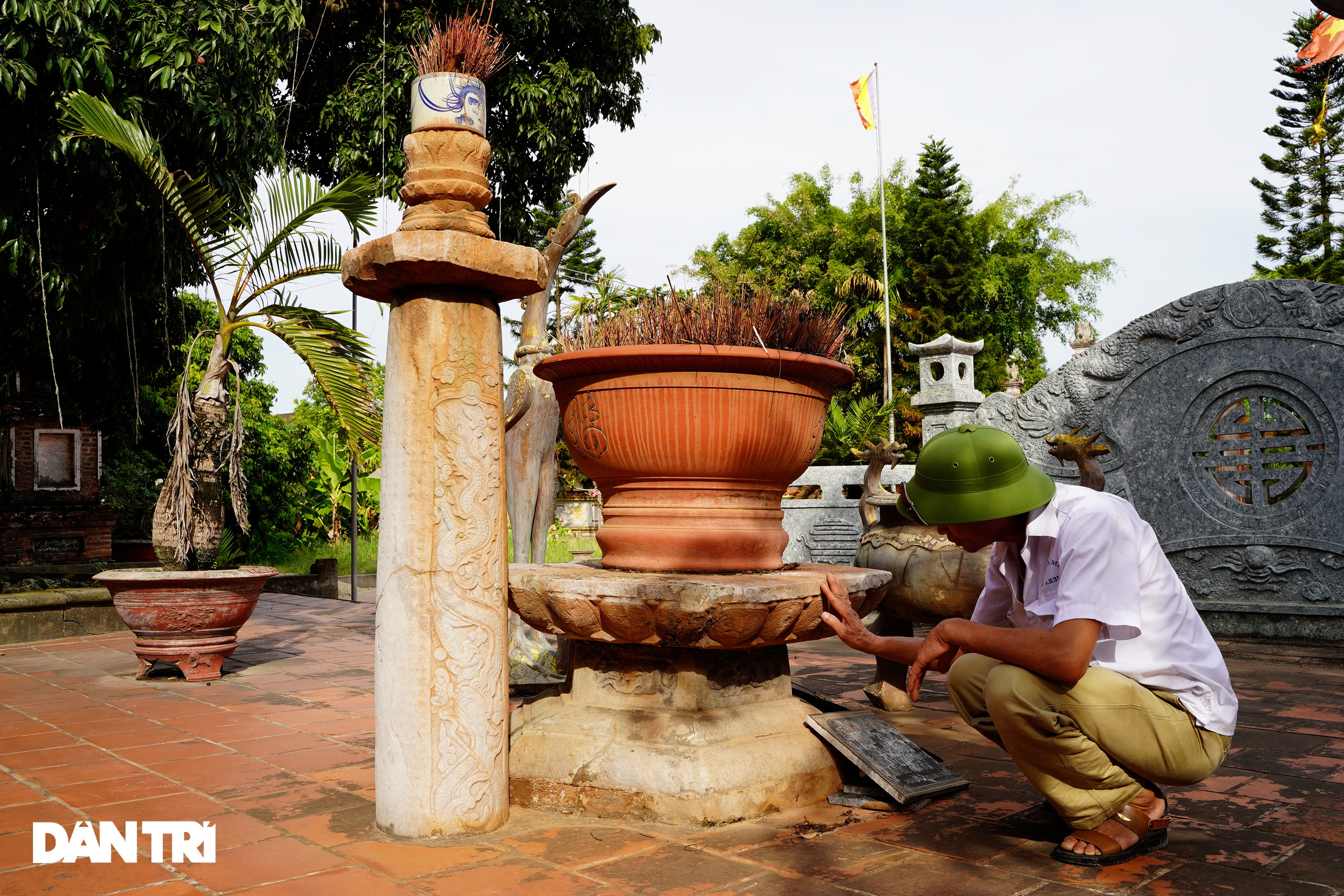 Chiêm ngưỡng di tích đá, tượng gỗ độc đáo trong chùa cổ 700 tuổi ở xứ Đông - 7 Chiêm ngưỡng di tích đá, tượng gỗ độc đáo trong chùa cổ 700 tuổi ở xứ Đông - 7