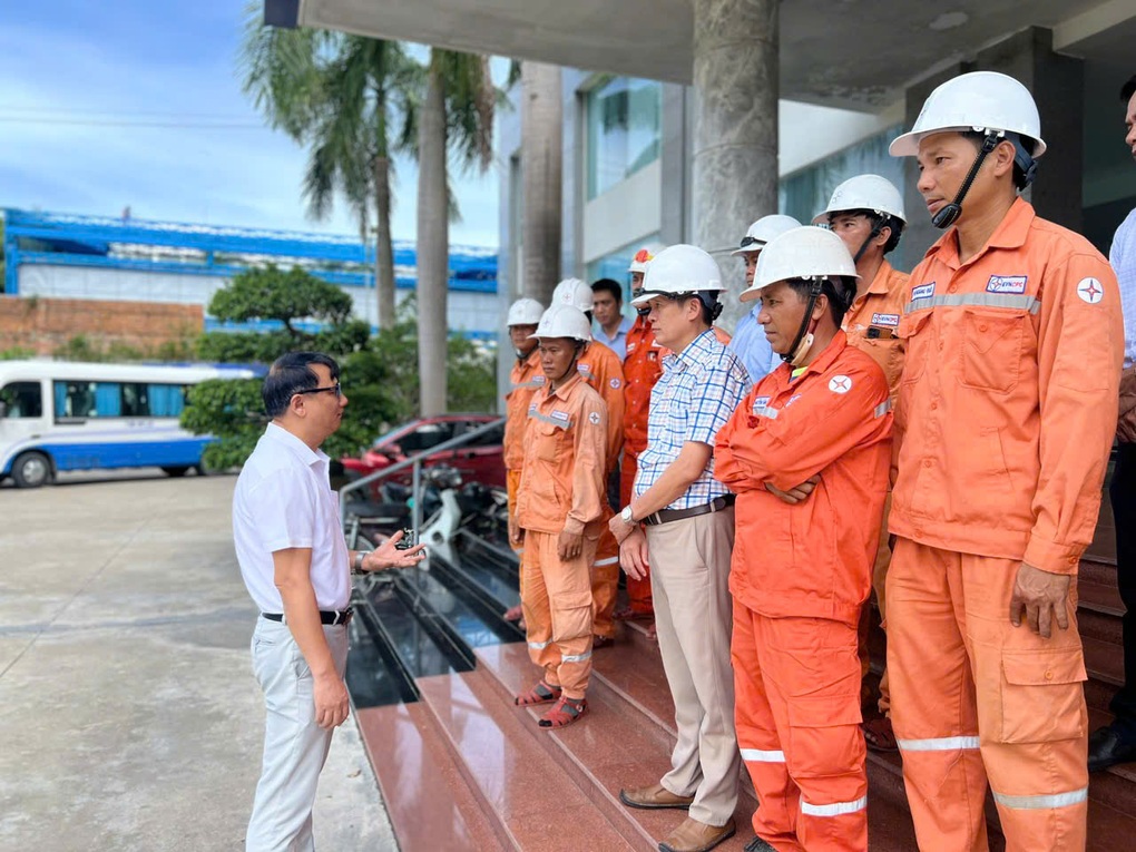 Hơn 200 công nhân, kỹ sư EVNCPC hỗ trợ EVNNPC khắc phục lưới điện sau bão số 5 - 3 Hơn 200 công nhân, kỹ sư EVNCPC hỗ trợ EVNNPC khắc phục lưới điện sau bão số 5 - 3