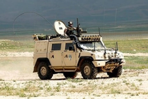 Xe bọc thép được nước ngoài viện trợ ồ ạt chuyển đến Ukraine