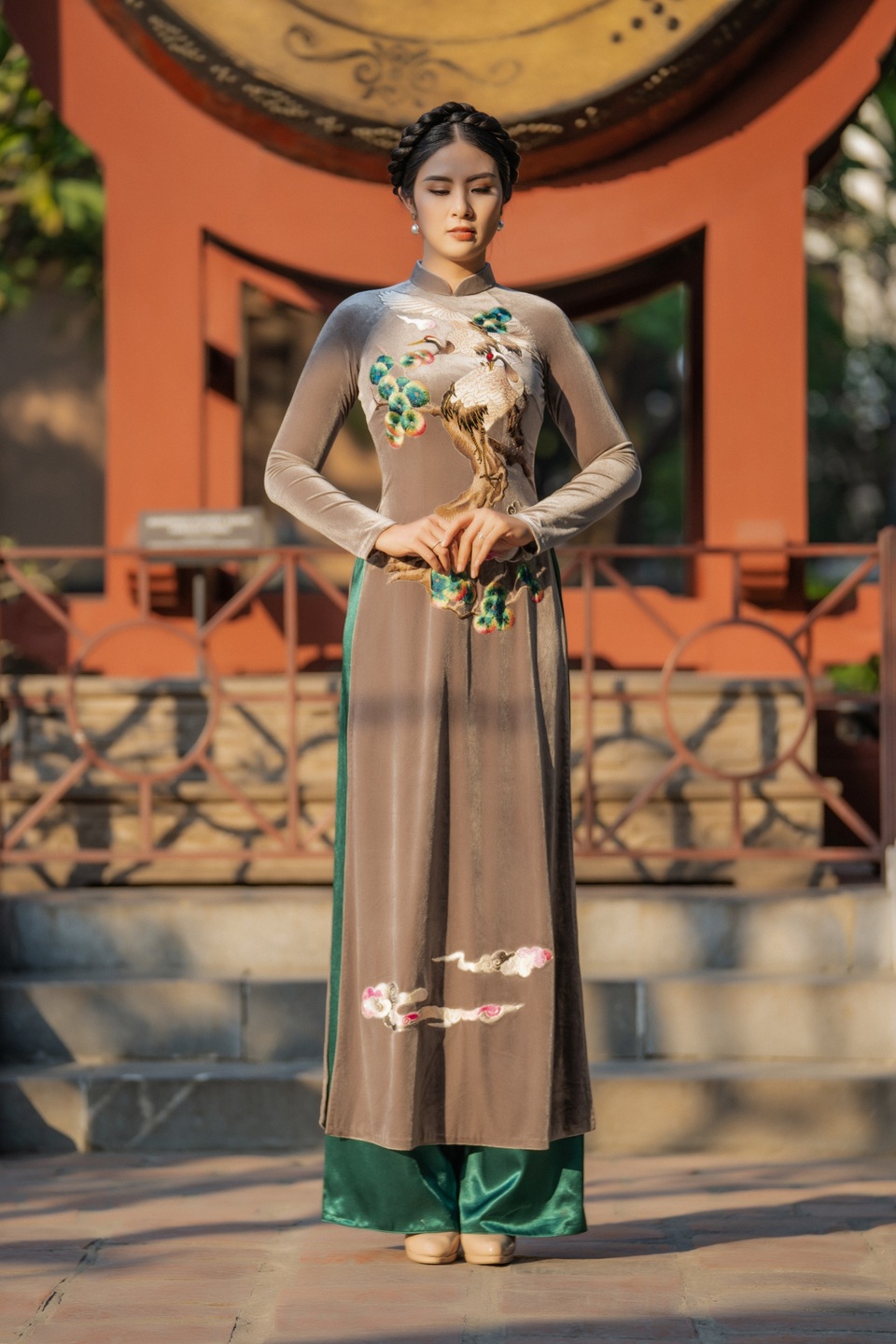 Hoa hậu Ngọc Hân mặc áo dài, dạo Văn Miếu ngày đầu năm - 19 Hoa hậu Ngọc Hân mặc áo dài, dạo Văn Miếu ngày đầu năm - 19