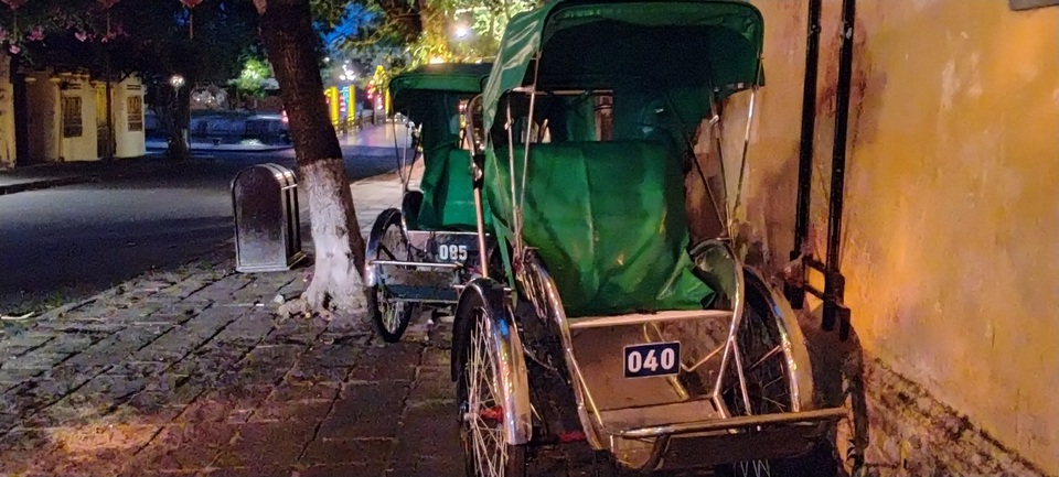 Phố cổ Hội An vắng lặng trong ngày đầu tạm dừng đón khách lưu trú - 12 Phố cổ Hội An vắng lặng trong ngày đầu tạm dừng đón khách lưu trú - 12