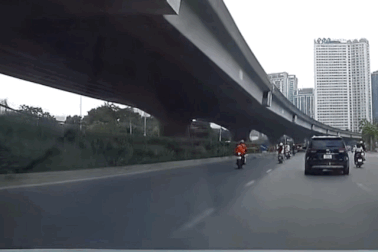 Thanh niên đi xe máy lao vào biển báo thi công, nghi do mất tập trung