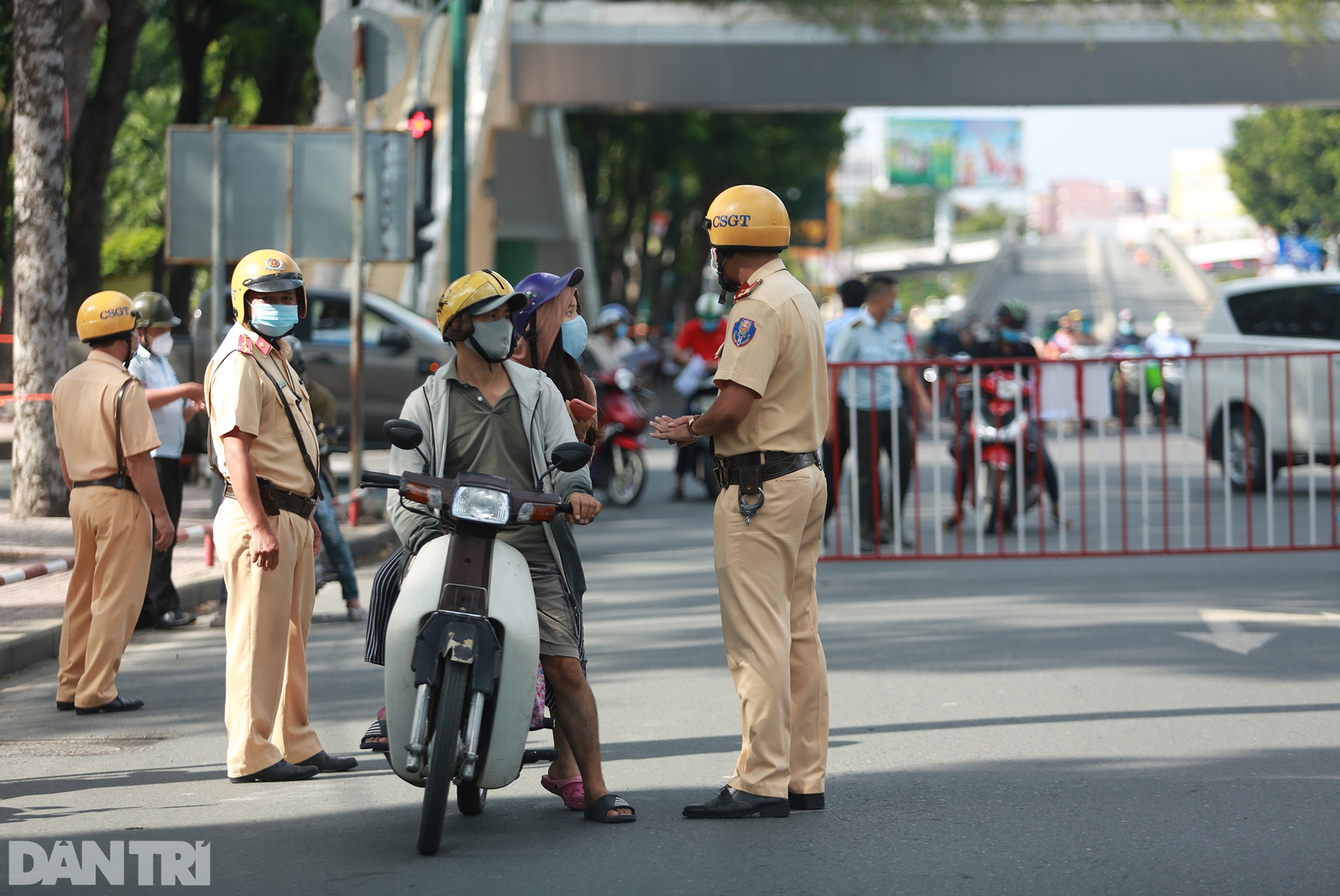 Đạp xe ra đường ở TPHCM với lý do mập mờ không thể xác thực bị phạt 2 triệu - 5 Đạp xe ra đường ở TPHCM với lý do mập mờ không thể xác thực bị phạt 2 triệu - 5