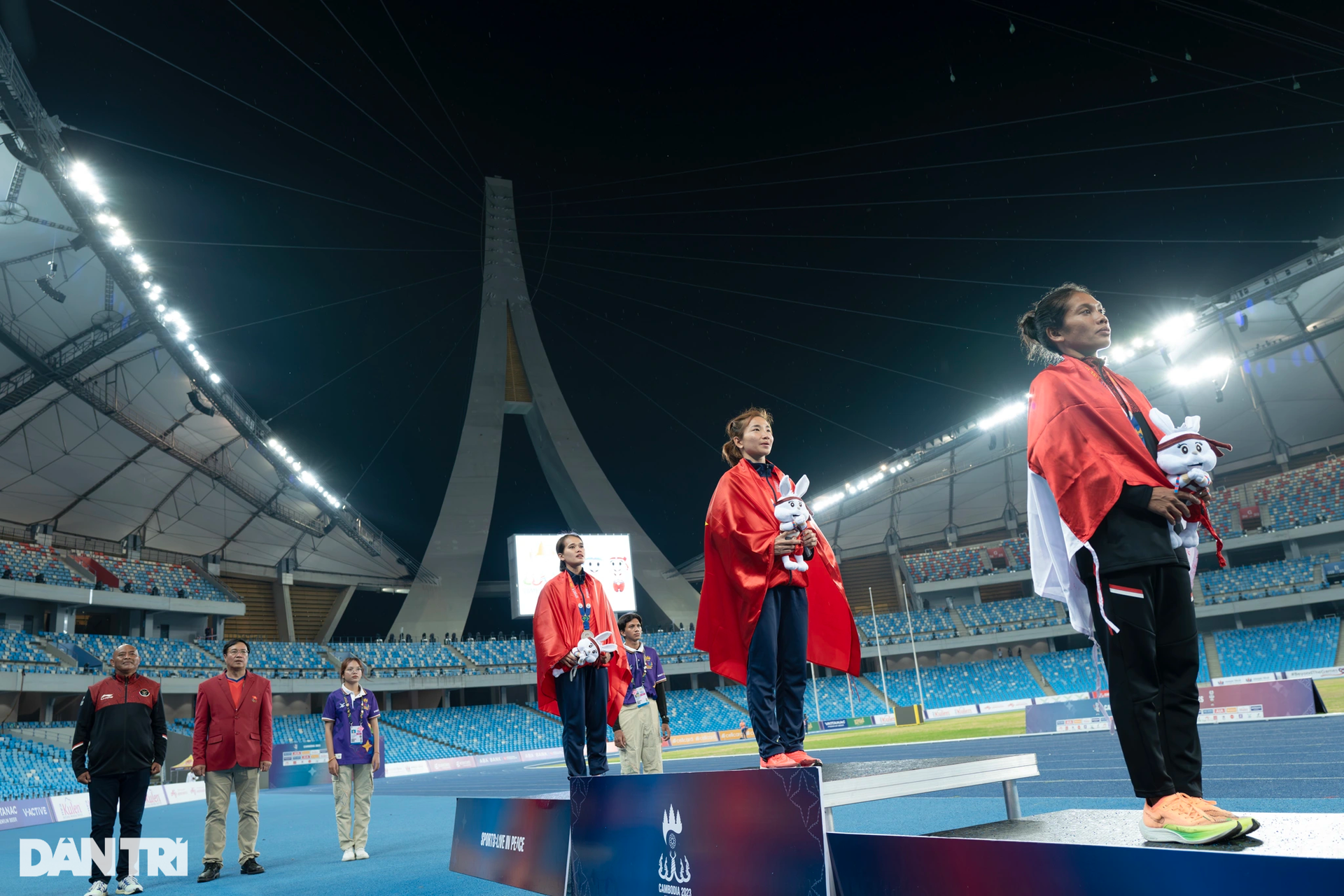 Nữ hoàng điền kinh Nguyễn Thị Oanh lập kỳ tích 4 HCV tại SEA Games 32 - 14 Nữ hoàng điền kinh Nguyễn Thị Oanh lập kỳ tích 4 HCV tại SEA Games 32 - 14