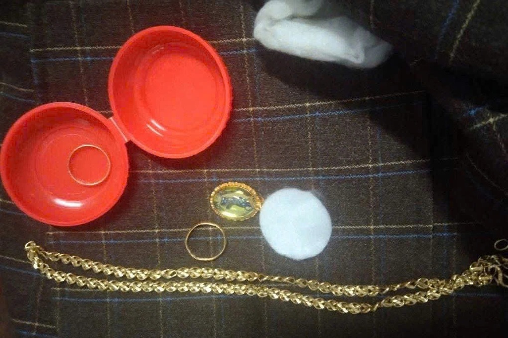 Người phụ nữ bỏ quên 4 chỉ vàng trong túi áo gửi ủng hộ đồng bào vùng lũ - 1