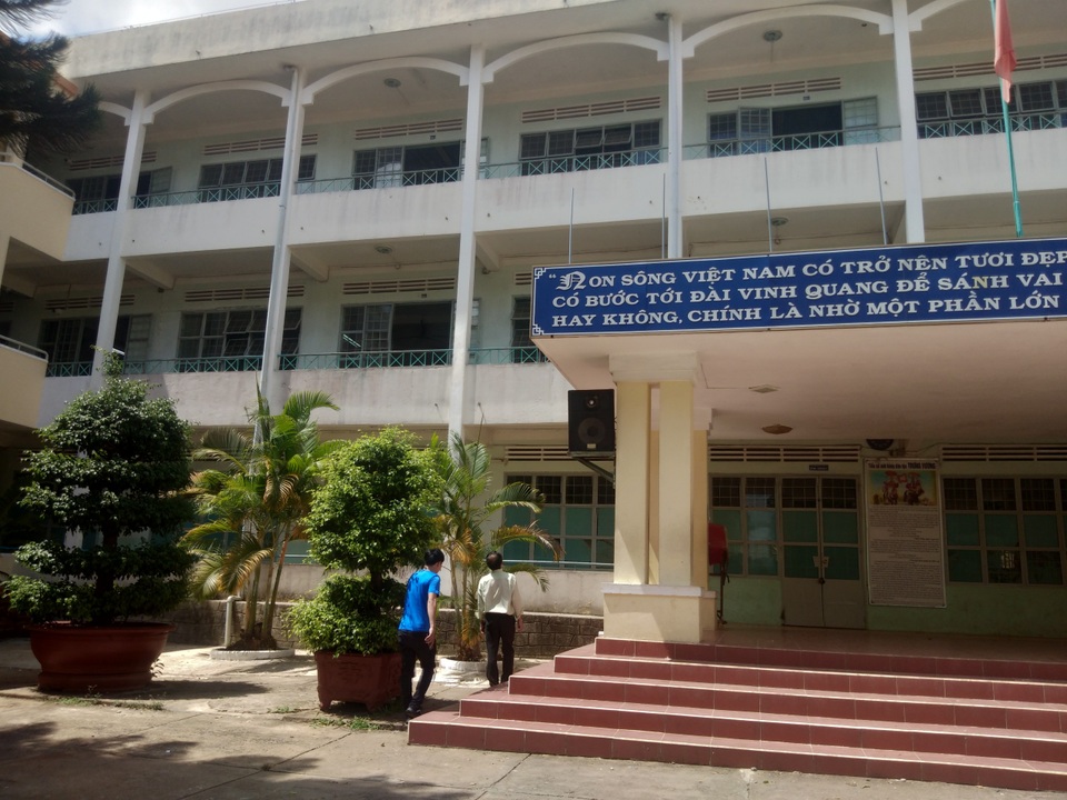 Nữ học sinh lớp 6 để lại lá thư rồi nhảy từ tầng 3 xuống - 1 Nữ học sinh lớp 6 để lại lá thư rồi nhảy từ tầng 3 xuống - 1
